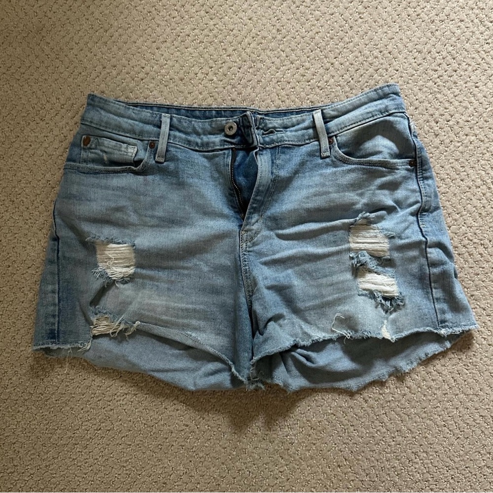 Vintage Levi's Light Blue Distressed Jean Shorts - size 8 (W29)